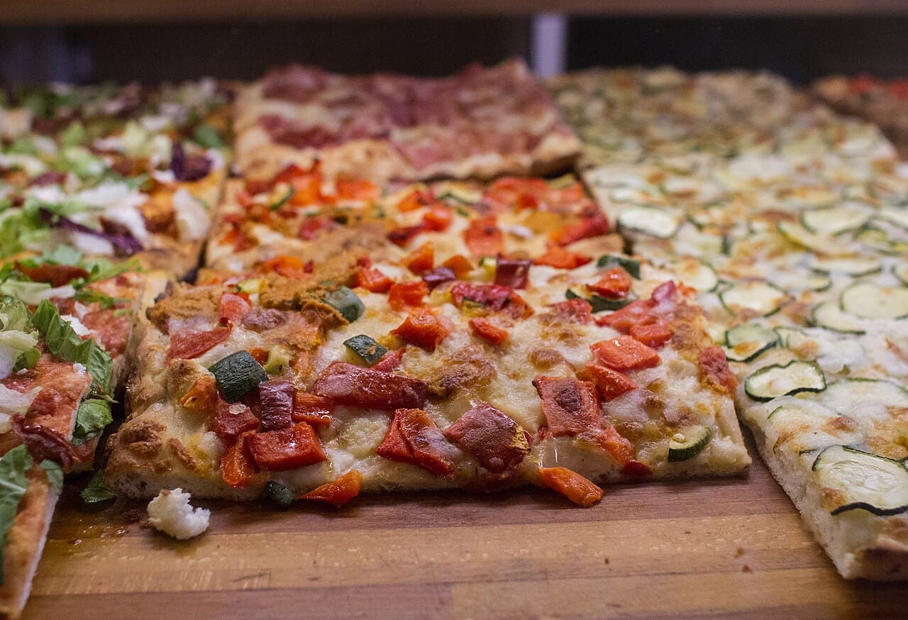 Pizza al taglio romana venduta a tranci