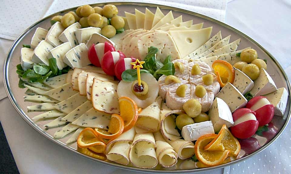 Un tagliere di formaggi e salumi italiani