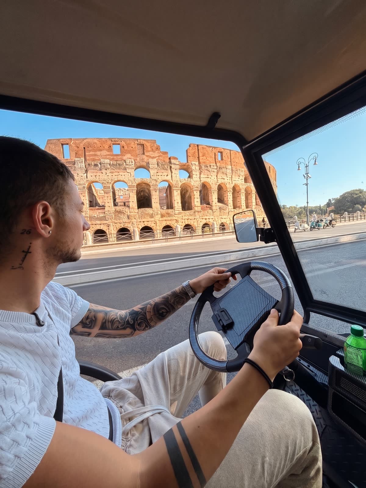 Il nostro autista alla guida del golf cart davanti al Colosseo